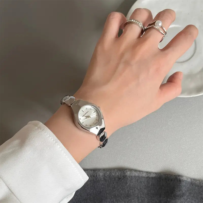 Montre Femme Argentée Élégante - Design Minimaliste Chic