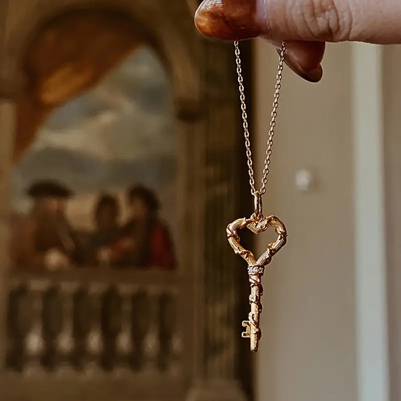 Collier Femme Clé Dorée - Pendentif Vintage au Charme Délicat