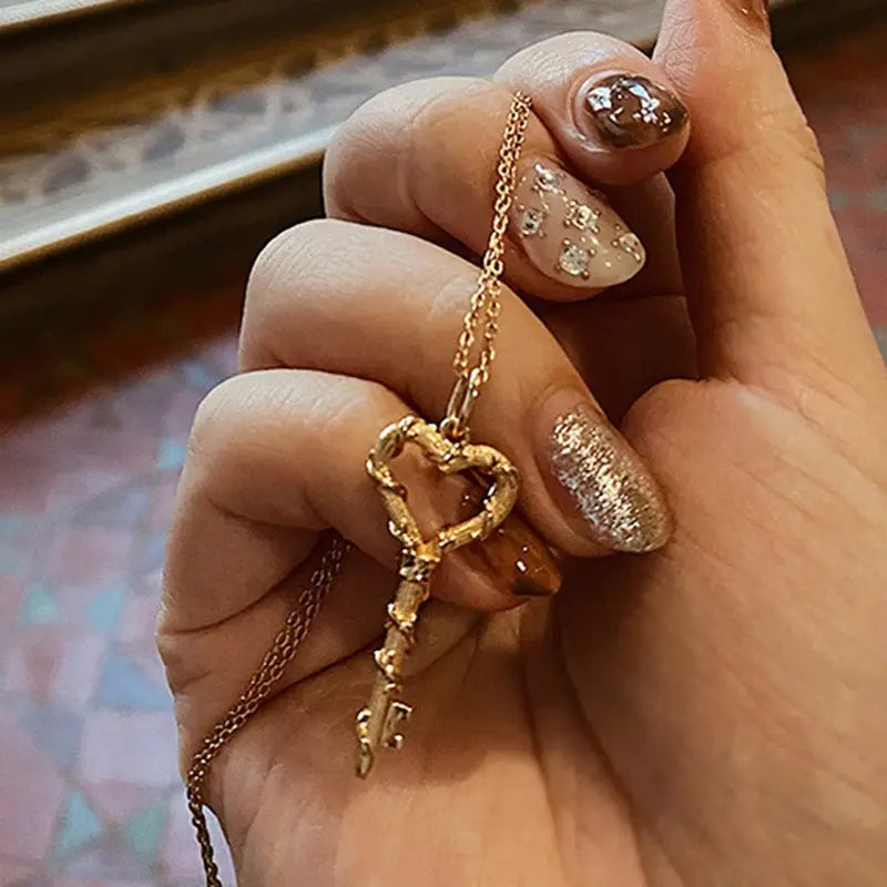 Collier Femme Clé Dorée - Pendentif Vintage au Charme Délicat