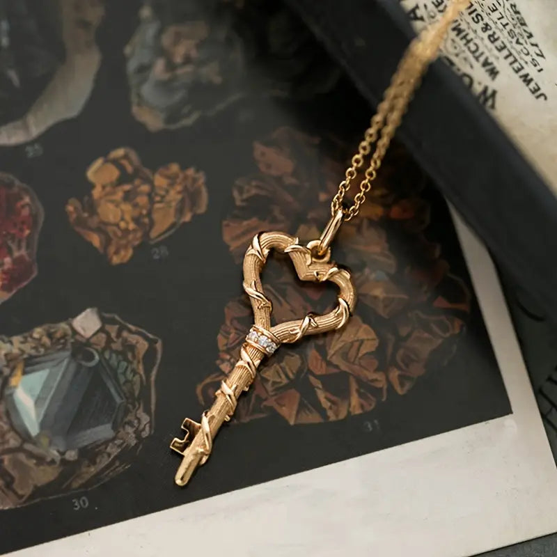 Collier Femme Clé Dorée - Pendentif Vintage au Charme Délicat